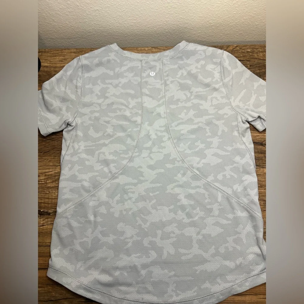 Lululemon Long Distance Short Sleeve Shirt Camo Silver White Size 6 Running Top